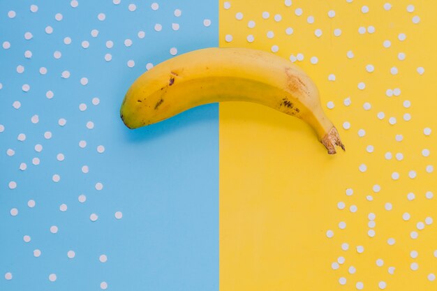 Banane jaune en composition conceptuelle