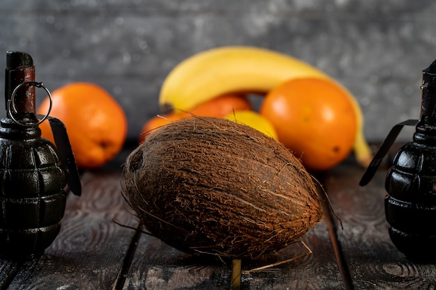 Photo gratuite banane et oranges de noix de coco sur une table en bois