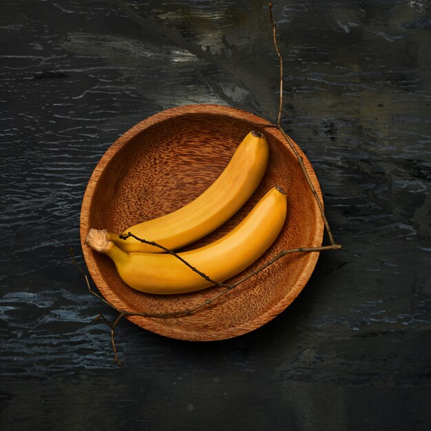 bananes sur bol en bois