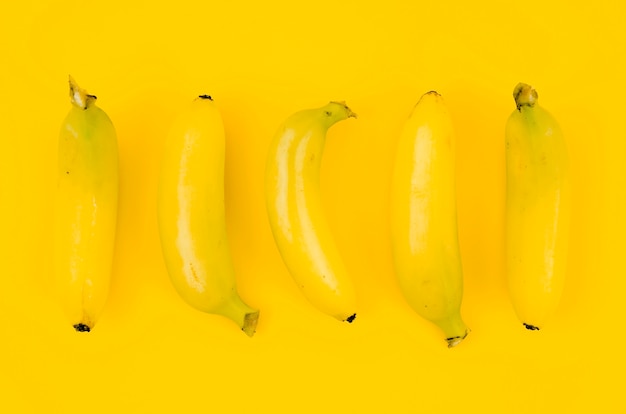 Photo gratuite bananes sur fond coloré