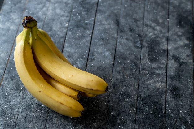 Bananes fraîches sur une table en bois