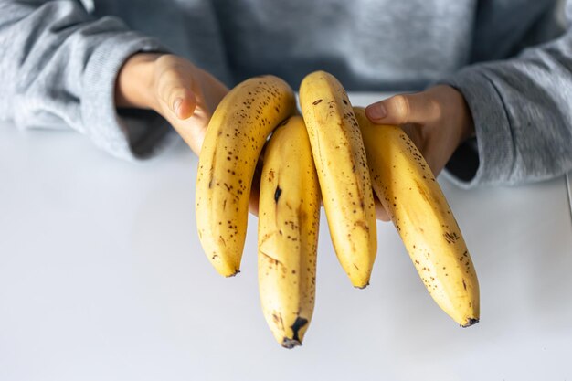 Photo de Grappes De Délicieuses Bananes Fraîches Jaunes Empilées