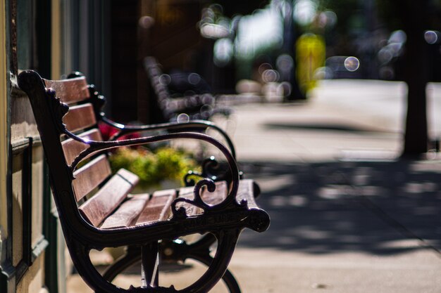 Banc en bois sur le trottoir dans la vieille ville de Manassas, VA