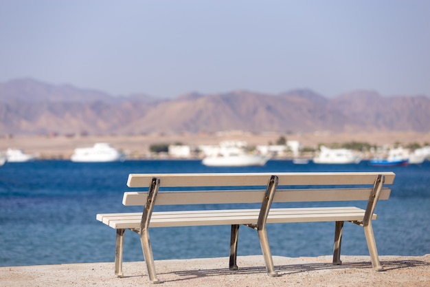 Banc sur le bord de la mer