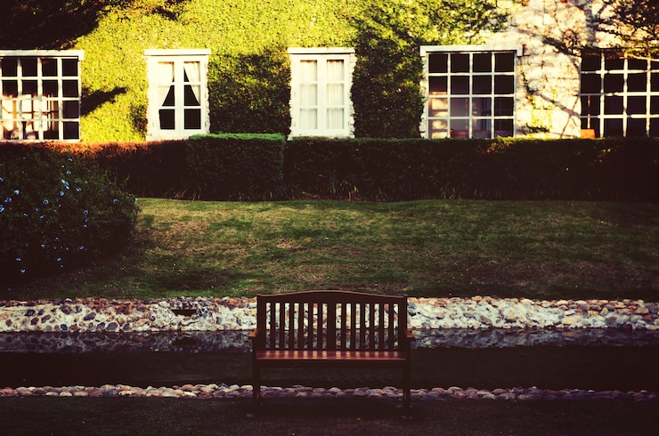 Photo gratuit banc pour se détendre devant la cour d&#39;herbe verte