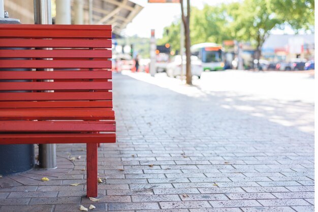 Bancs en bois rouge en plein air