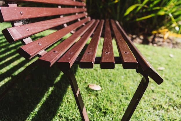 Bancs en bois rouge en plein air