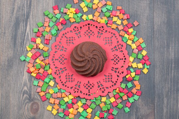 Bande de bonbons colorés autour d'un biscuit au chocolat