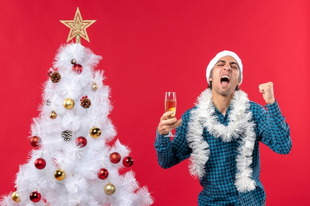 Bande dessinée émotionnelle jeune homme confiant avec chapeau de père Noël dans une chemise rayée bleue