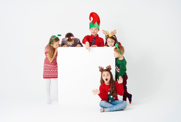 Bannière et groupe d'enfants en costume de Noël