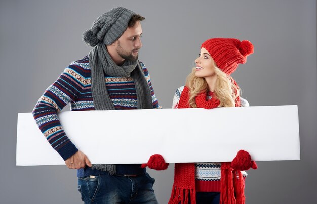 Bannière horizontale entre les mains de l'homme et de la femme