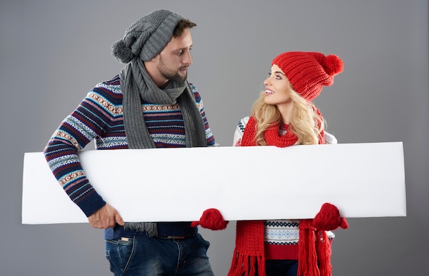 Bannière horizontale entre les mains de l'homme et de la femme