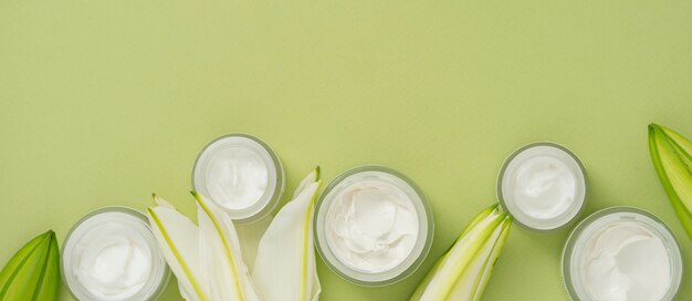 Bannière horizontale pour produits cosmétiques avec fleur de lys