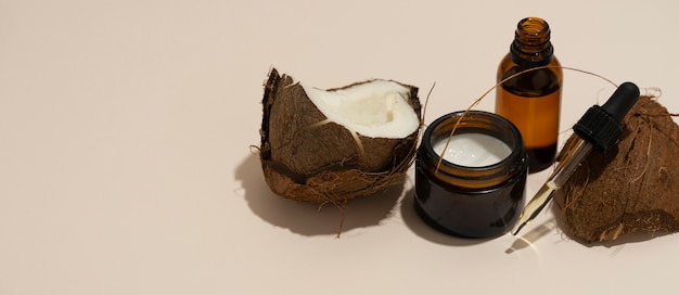 Bannière horizontale avec produit cosmétique et noix de coco