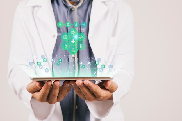 Bannière médicale avec médecin tenant une tablette