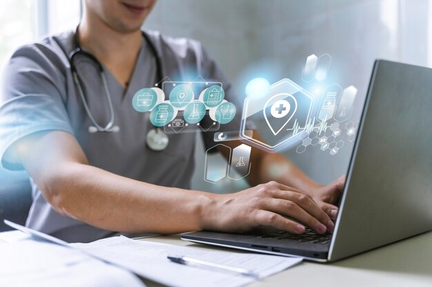 Bannière médicale avec un médecin travaillant sur un ordinateur portable
