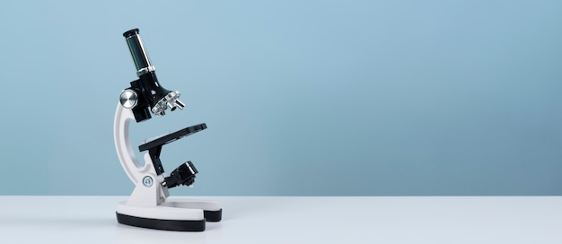 Bannière scientifique minimaliste avec microscope