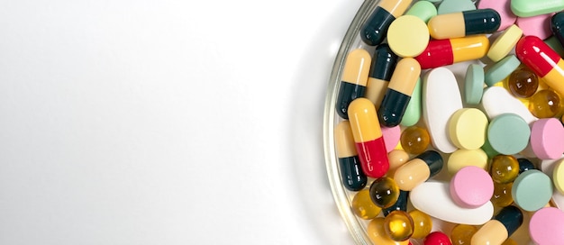 Photo gratuite bannière scientifique minimaliste avec des pilules