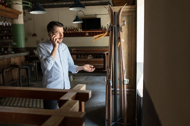 bar fermé en raison du verrouillage de l'épidémie de pandémie, propriétaire stressé d'une petite entreprise, dépression. Homme d'affaires épuisé, bouleversé.