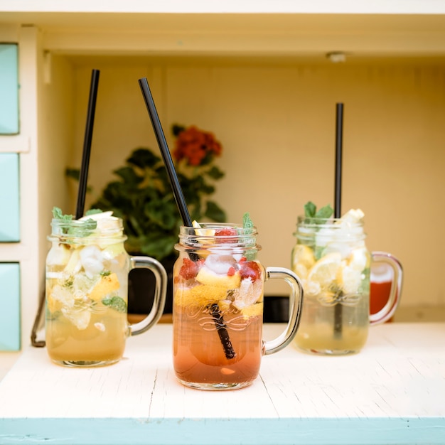 Photo gratuite bar nature morte avec des cocktails d'été
