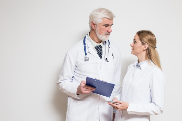 Barbe femme hôpital personnel de santé professionnel