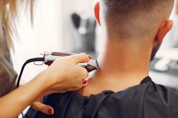 La barbe de l'homme rasant Woma dans un salon de coiffure