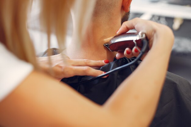 La barbe de l'homme rasant Woma dans un salon de coiffure