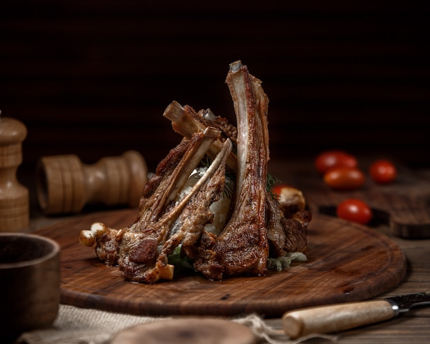 Barbecue d'os de viande sur un plateau en bois.