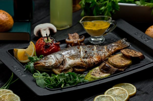 Barbecue de poisson grillé avec légumes et sauce au trempette