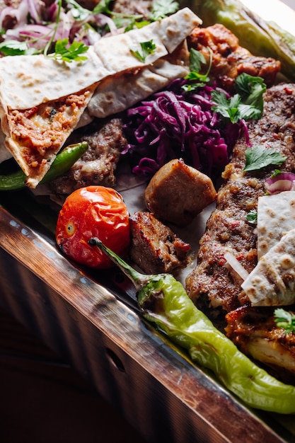 Barbecue de viande et de légumes avec lavash et herbes.