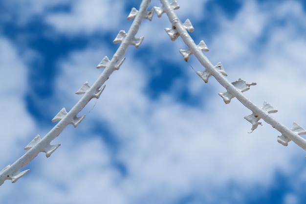 Photo gratuite barbelés et ciel nuageux