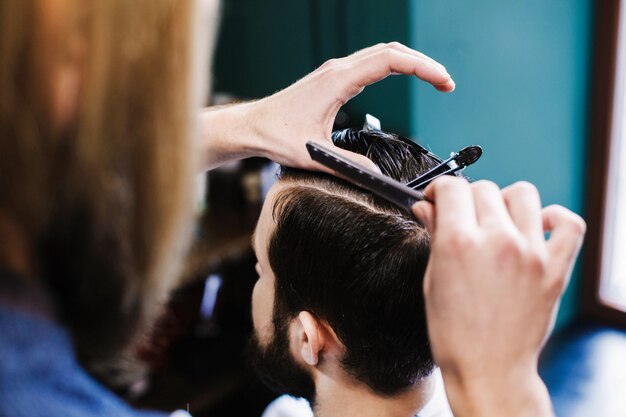 Barber fait une coupe propre avant les cheveux de l&#39;homme Cuttin