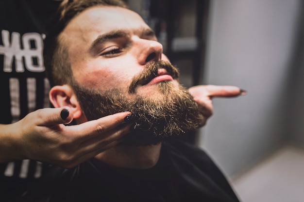 Photo gratuite barber montrant le résultat au client
