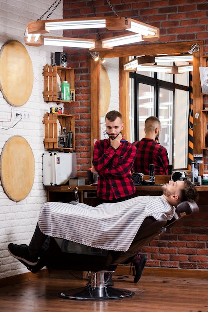 Barbier pense à une coiffure pour le client