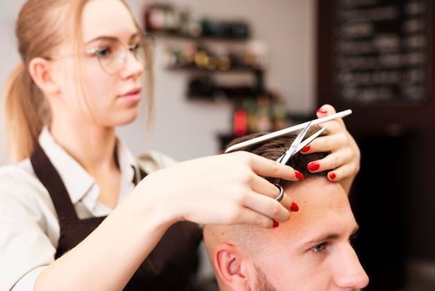 Photo gratuite barbier professionnel faisant son travail