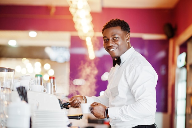 Photo gratuite barista barman afro-américain au bar préparant du café