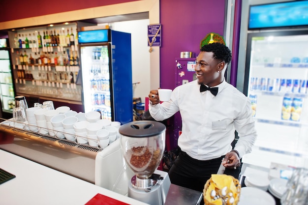Photo gratuite barista barman afro-américain au bar préparant du café
