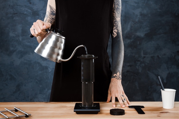 Barista mâle infusion de café. Méthode alternative aeropress.