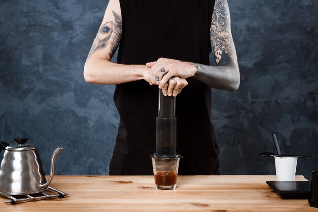 Barista mâle infusion de café. Méthode alternative aeropress.