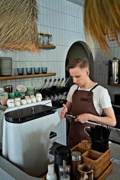 Barista préparant une boisson