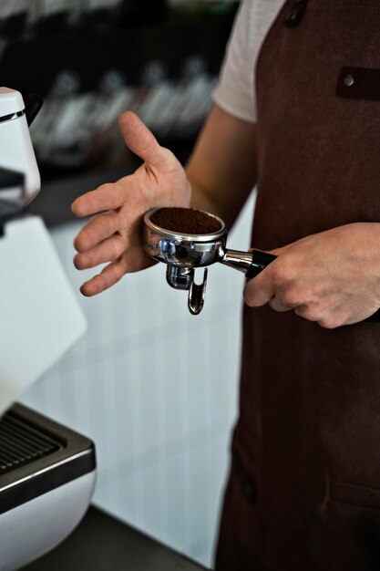 Barista préparant une boisson