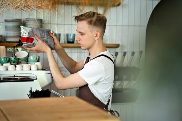 Barista préparant une boisson