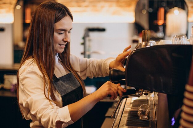 Barista préparant du café dans un café