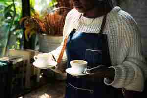 Photo gratuite un barista sert du café