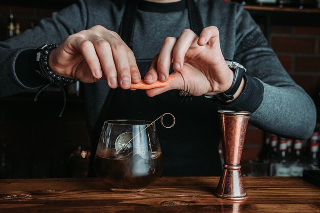 Barman avec un cocktail