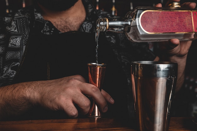 Photo gratuite barman avec un cocktail