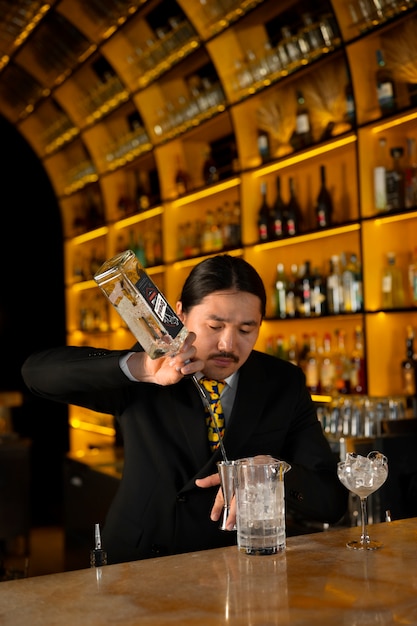 Photo gratuite barman à coup moyen préparant une boisson