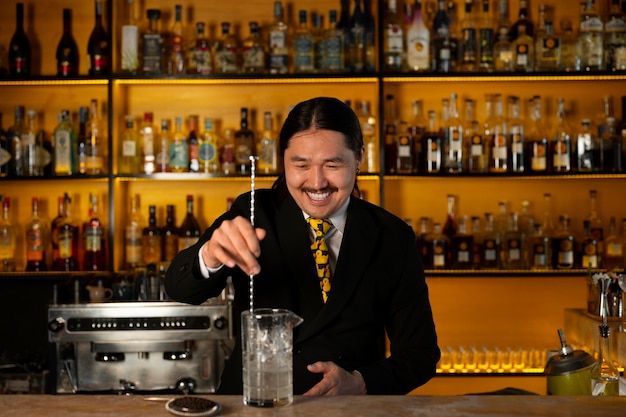 Photo gratuite barman à coup moyen préparant une boisson