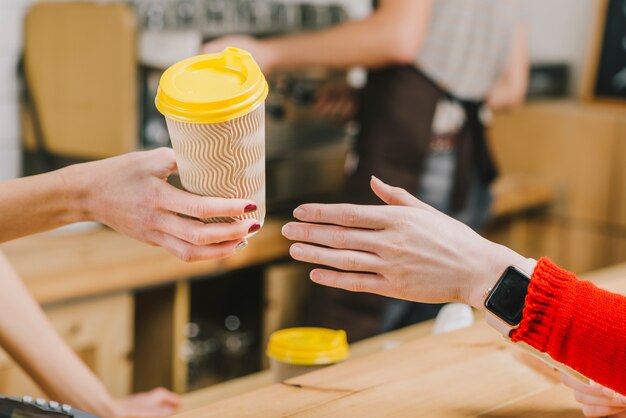 Barman de culture donnant un verre au client