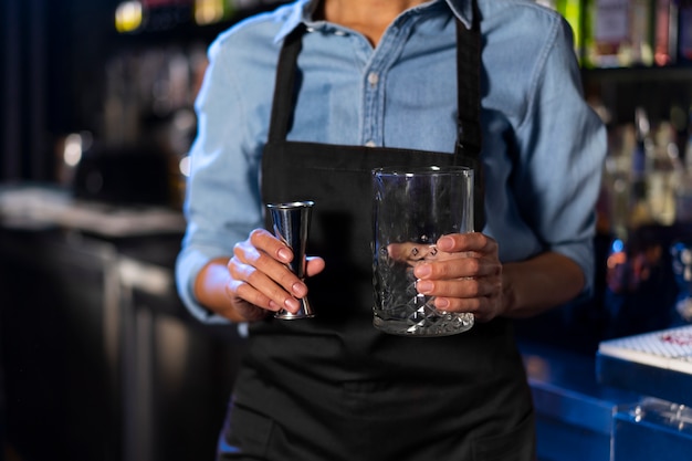 Photo gratuite barman dans une boîte de nuit.